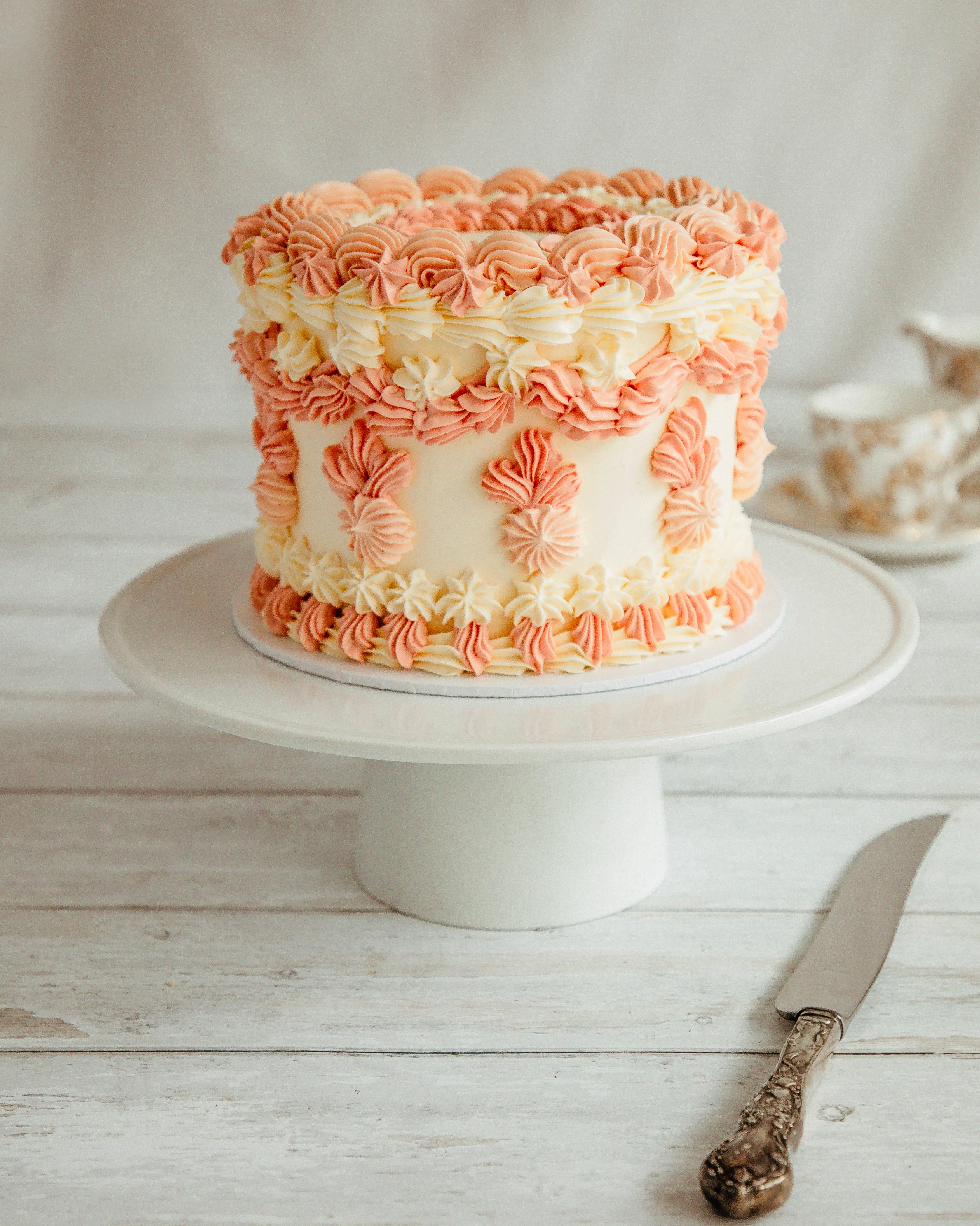 Peach colored cake hi-res stock photography and images - Alamy